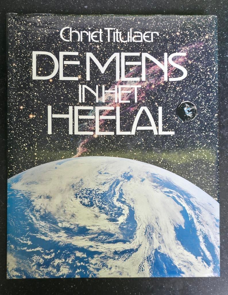 De Mens in het Heelal - Chriet Titulaer (1977), Ophalen of Verzenden, Gelezen, Chriet Titulaer, Natuurwetenschap