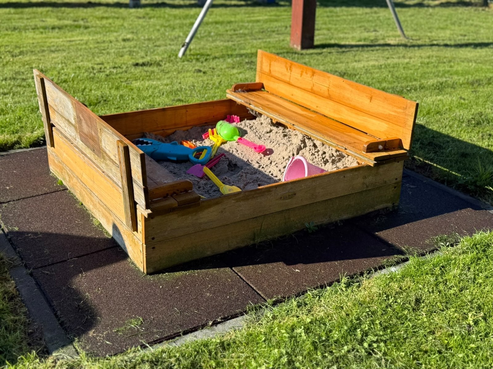 Houten zandbak met bankjes - Ruim en stevig, Kinderen en Baby's, Ophalen, Gebruikt
