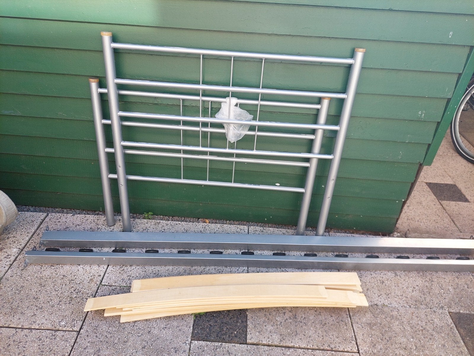 Eenpersoonsbed met metalen frame en lattenbodem, Ophalen, Gebruikt, 90 cm, Eenpersoons