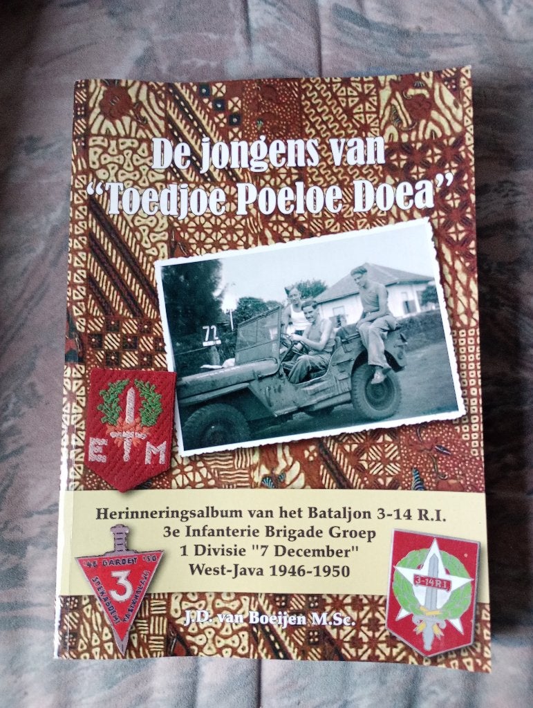 De Jongens van "Toedjoe Poeloe Doea" Album, Boeken, Ophalen of Verzenden, Zo goed als nieuw, Landmacht, 1945 tot heden