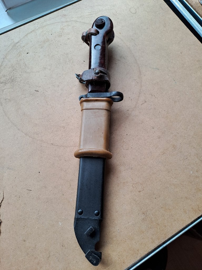 Originele AK47 Bajonet Rood Bakeliet Topstaat!, Verzamelen, Ophalen of Verzenden, Landmacht, Overige gebieden, Mes of Dolk