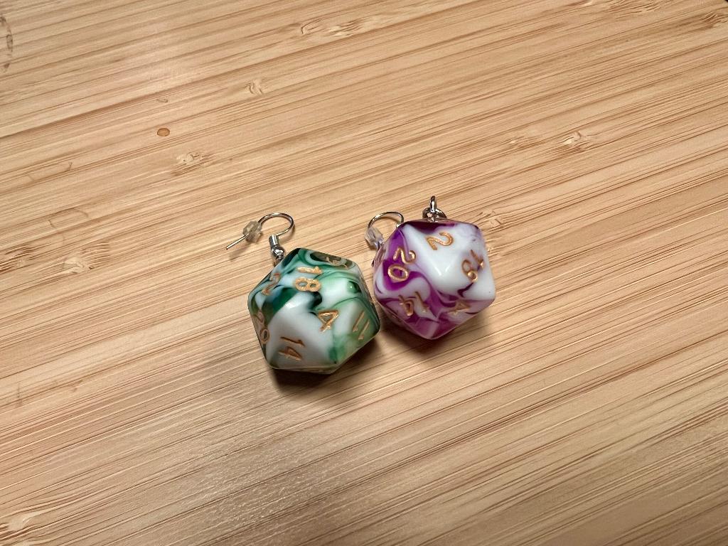 D20 oorbellen, Ophalen of Verzenden, Zo goed als nieuw, Overige materialen, Hangers