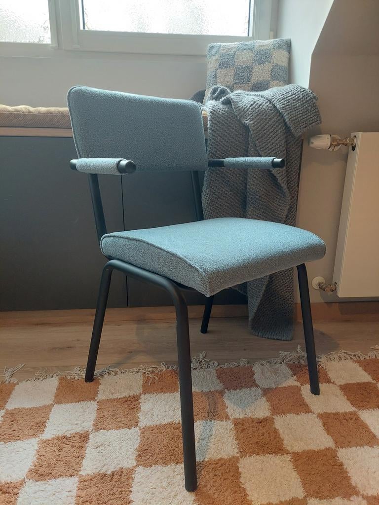Blauwe stoel met zwart frame - Zo goed als nieuw!, Ophalen, Zo goed als nieuw, Blauw, Eén