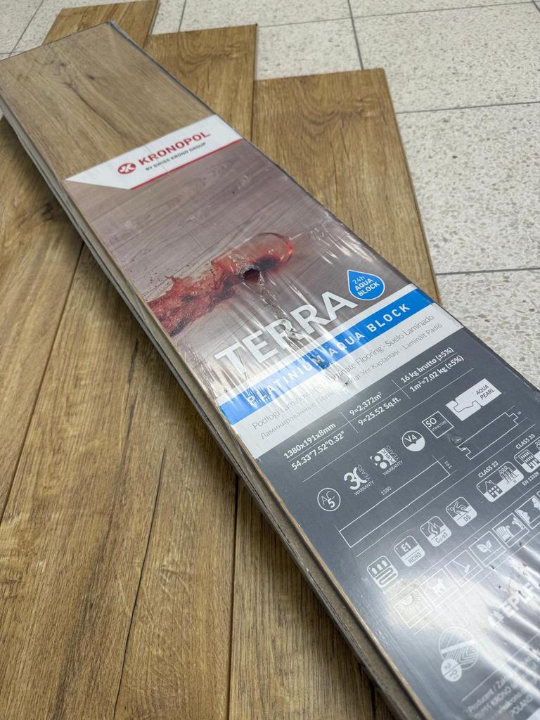 RESTPARTIJ!! Laminaat wees er snel bij weg=weg, Huis en Inrichting, Stoffering | Vloerbedekking, Ophalen, Zo goed als nieuw, 75 m² of meer
