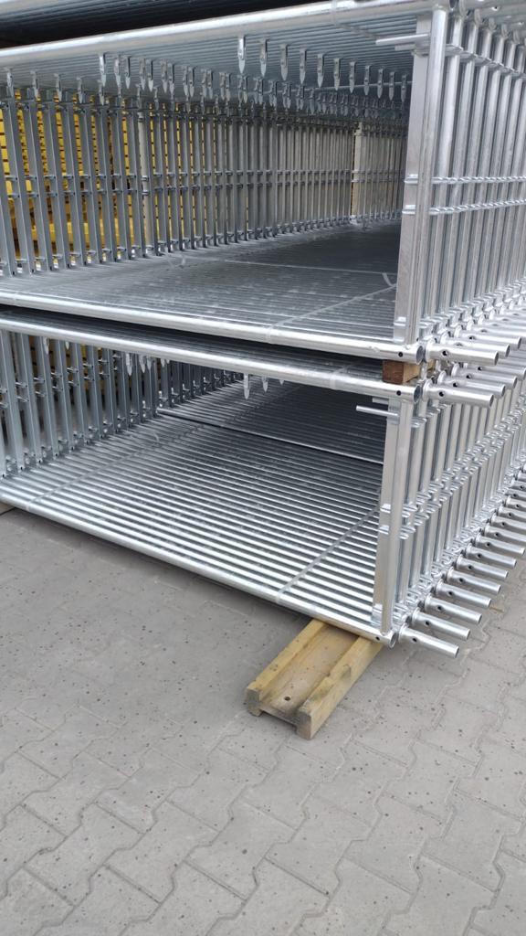 Stalen steiger Plettac | 120 m² | Houten vloer, Doe-het-zelf en Verbouw, Verzenden, Nieuw, Gevelsteiger, 5 meter of hoger