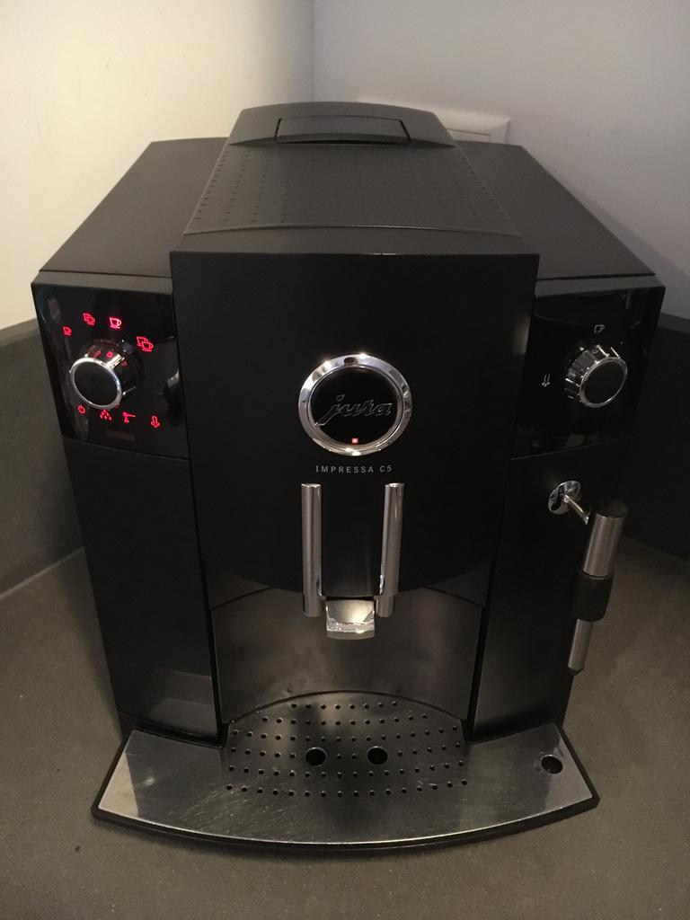 Jura C5 gereviseerd met garantie cappuccino bonen, Afneembaar waterreservoir, Koffiemachine, Zo goed als nieuw, Koffiebonen