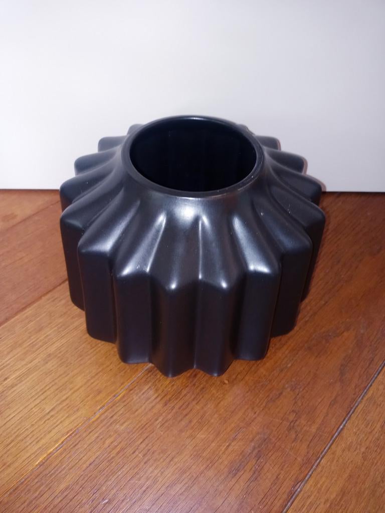 Zwarte vaas / bloempot ikea, Huis en Inrichting, Woonaccessoires | Vazen, Ophalen of Verzenden, Zwart, Minder dan 50 cm