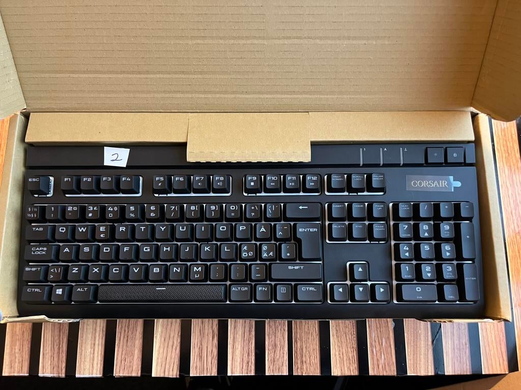 Corsair Strafe RGB Silent – Cherry MX Silent, Computers en Software, Toetsenborden, Refurbished, Ophalen of Verzenden, Qwerty