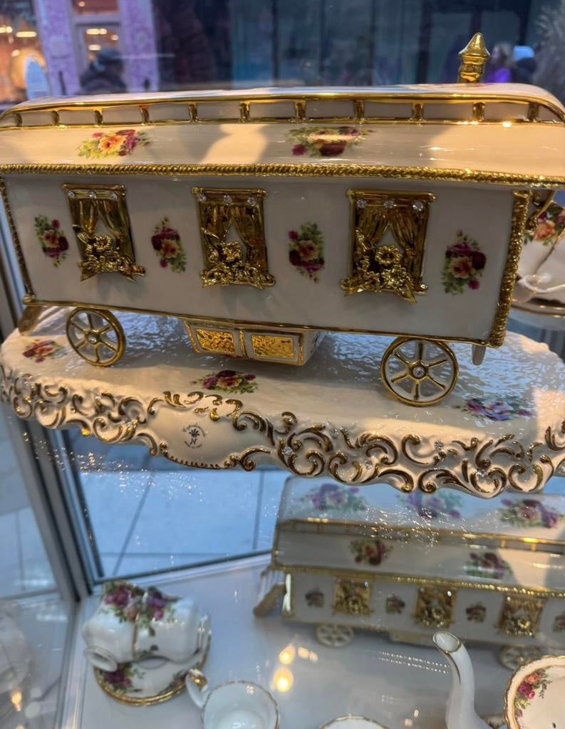 Woonwagen porselein bladgoud 24kt op plaat Capodimonte, Verzamelen, Porselein, Kristal en Bestek, Nieuw, Bord of Schaal, Porselein