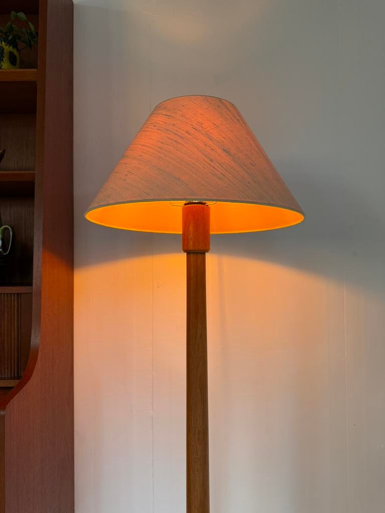 Vintage teakhouten vloerlamp, Domus ‘70, Hout, Vintage retro buisframe design rotan webbing papercord deens, 100 tot 150 cm, Ophalen of Verzenden