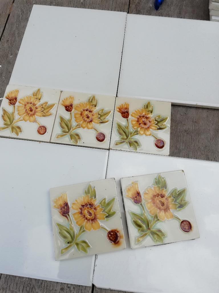 104 art nouveau wandtegels 7,5x7,5cm goudsbloem in relief