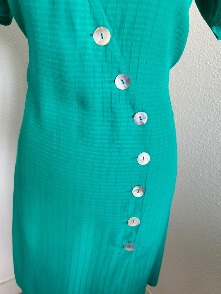 King Louie maat 40 groene knopen jurk 3151, Kleding | Dames, Jurken, Maat 38/40 (M), Ophalen of Verzenden, Zo goed als nieuw, Knielengte