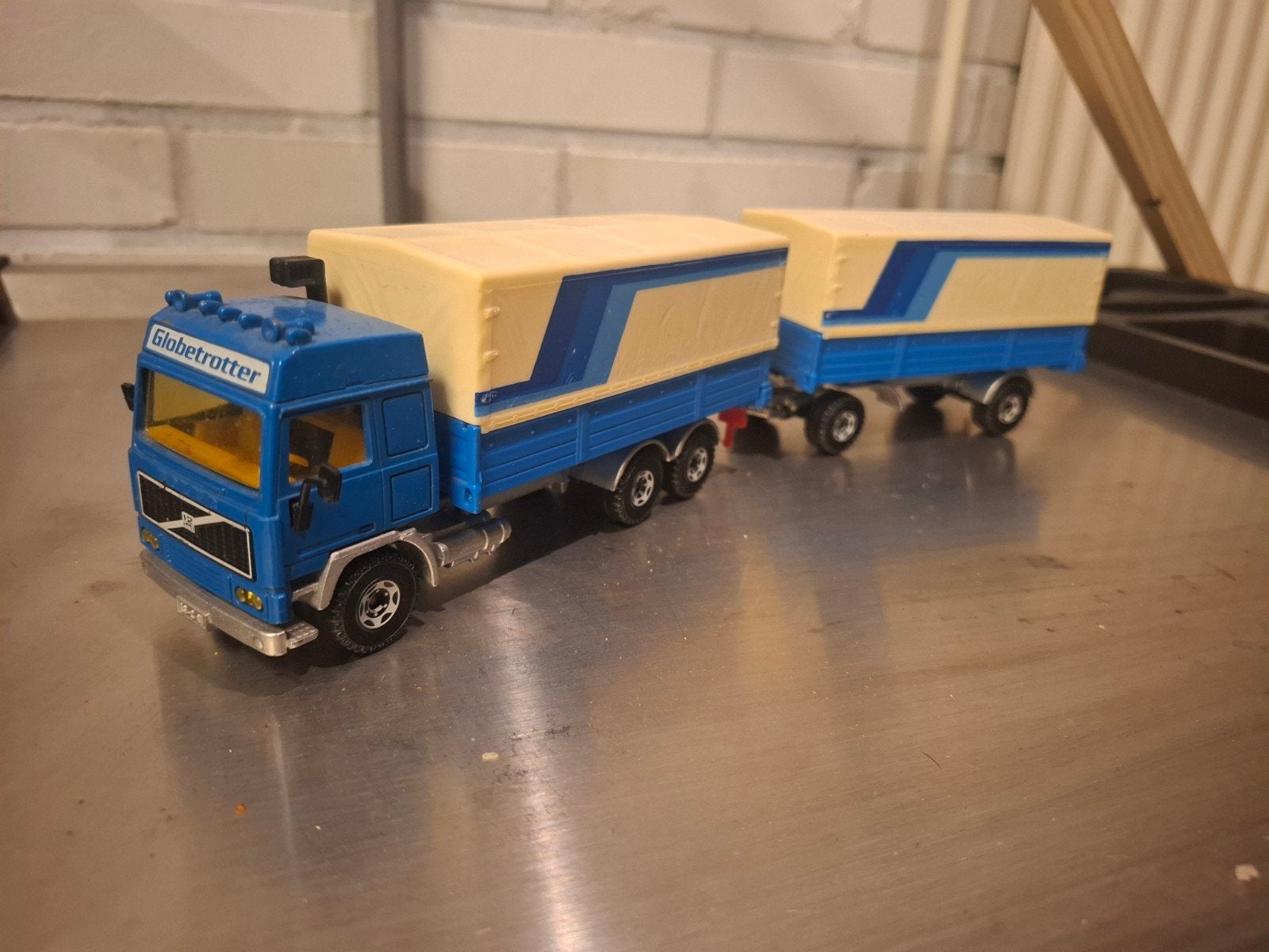 Siku Volvo F12 Zweedse Demo Combi - Globetrotter, Hobby en Vrije tijd, Ophalen of Verzenden