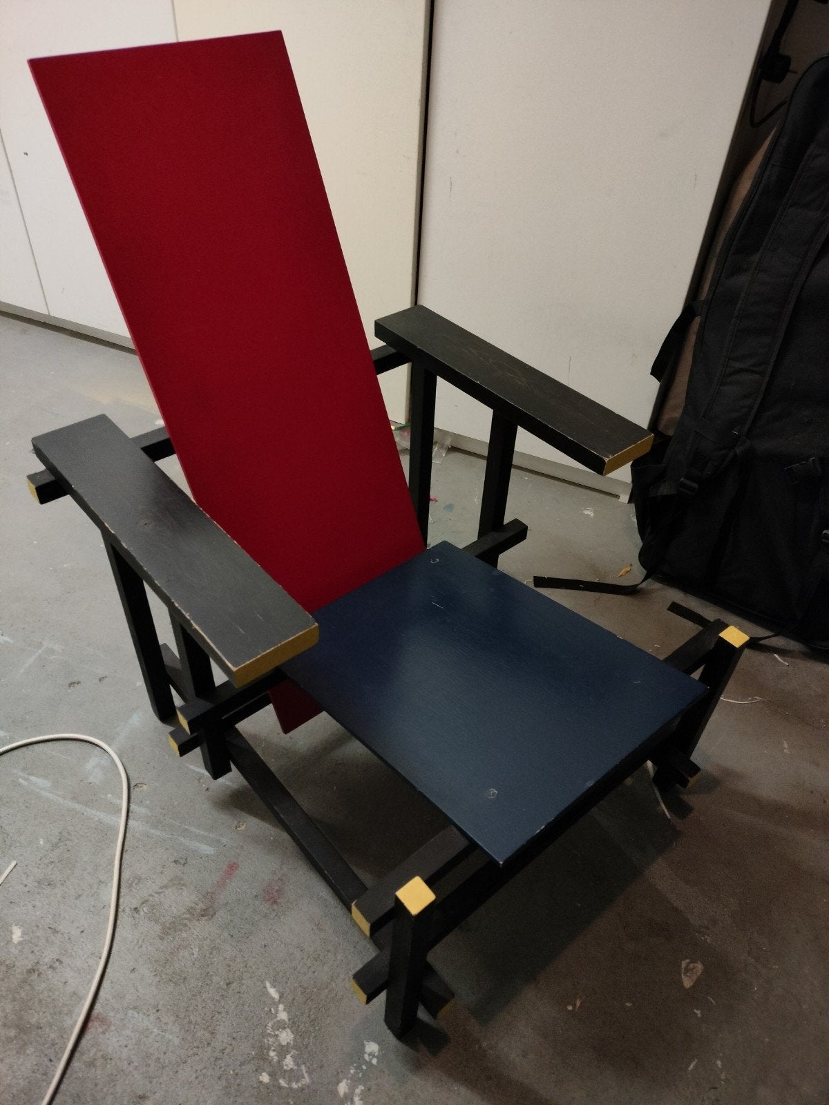 Houten stoel, geïnspireerd op Gerrit Rietveld, Ophalen