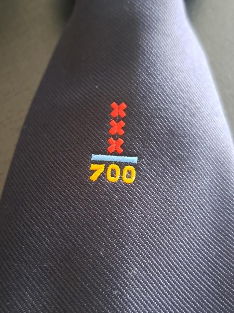 Amsterdam 700 Voetbaltoernooi 1975 stropdas blauw, Verzamelen, Merken en Reclamevoorwerpen, Ophalen of Verzenden, Nieuw, Gebruiksvoorwerp
