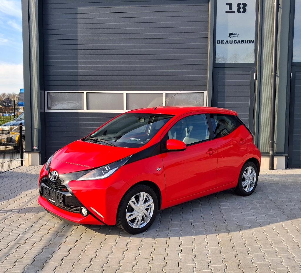 Aygo 1.0 VVT-i x-play Touch *airco *camera *nw apk 30-6-2027, Voorwielaandrijving, Stof, Euro 6, Bedrijf