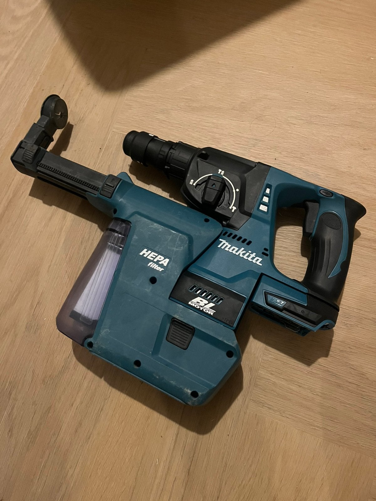 Makita DHR243 Boormachine met DX02 Boorstofzuiger, Doe-het-zelf en Verbouw, Ophalen of Verzenden, Zo goed als nieuw, Boormachine