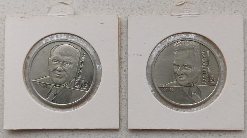 2 Medailles tinbergen en gorbatchev nobelprijswinnaars,, Ophalen of Verzenden, Overige materialen, Nederland