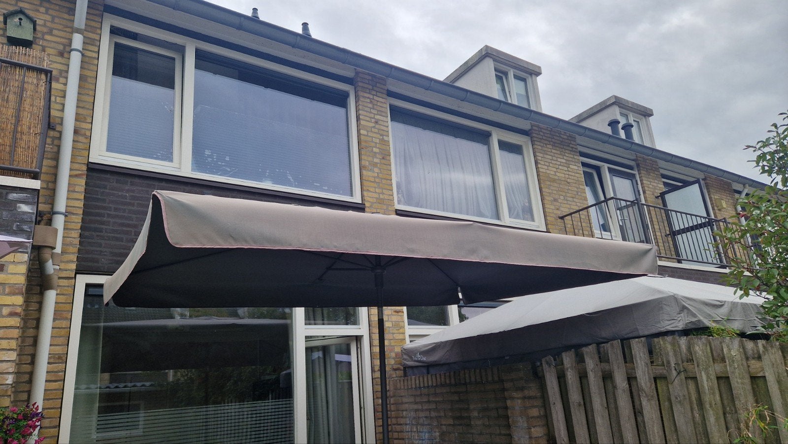 Rechthoekige parasol 3x2 meter - verkleurd maar functioneel