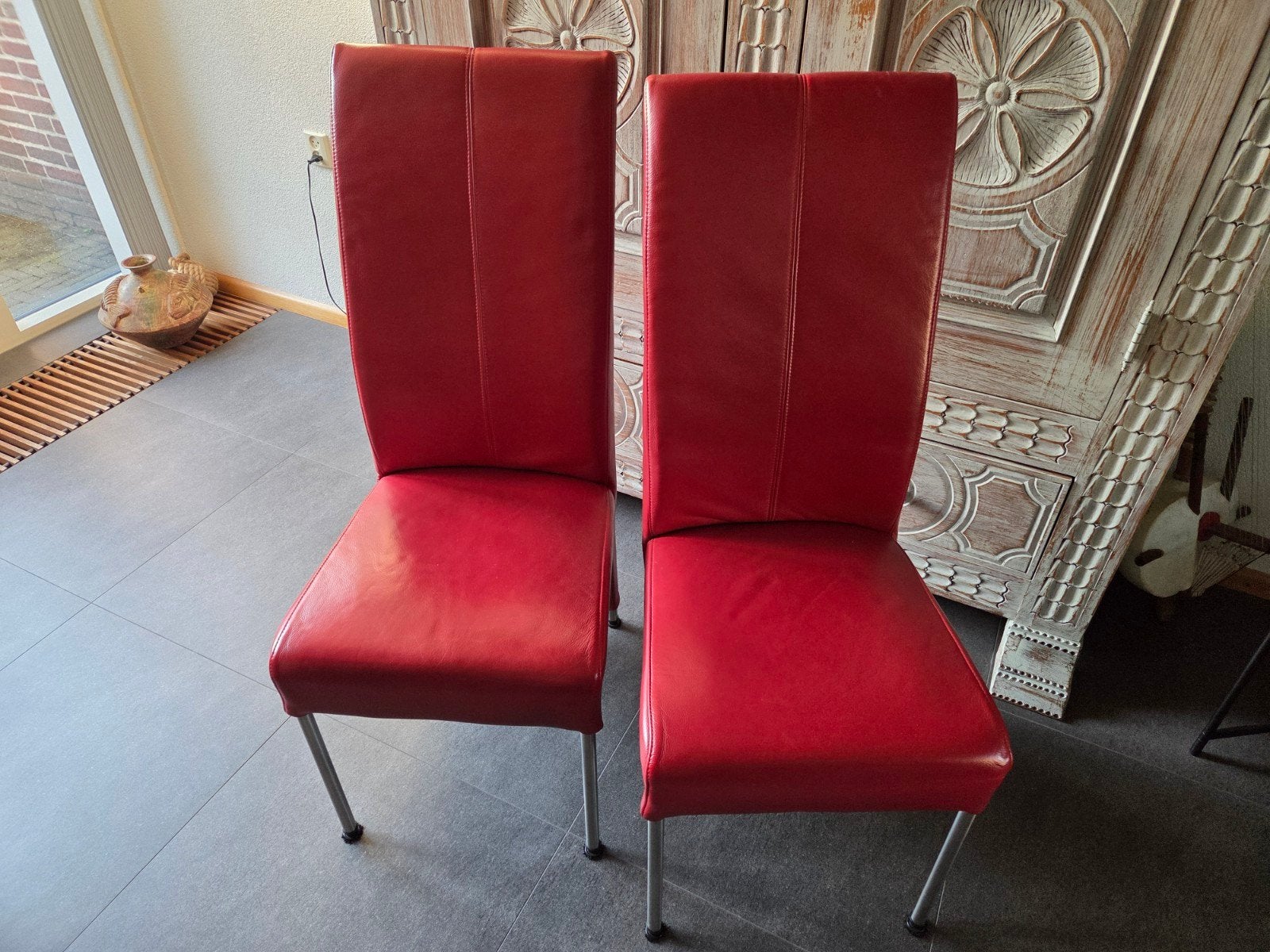 2 rode lederen eetkamer stoelen met rvs poten, Huis en Inrichting, Ophalen, Gebruikt, Twee, Design