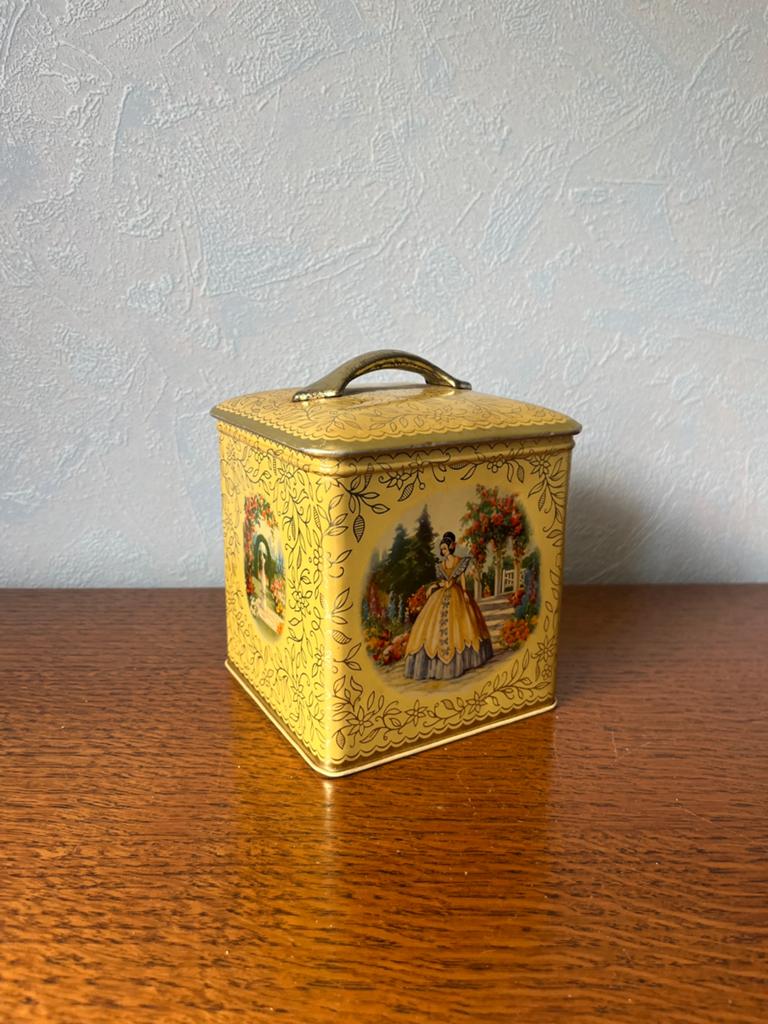Vintage bewaarblik met Crinoline lady, Ophalen of Verzenden