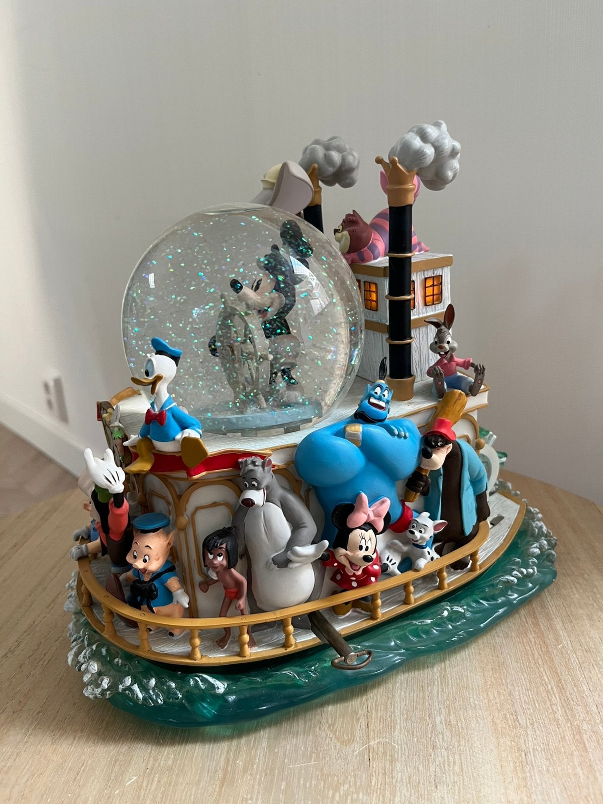 Disney Store Mickey 75th anniversary steamboat snowglobe, Verzamelen, Ophalen of Verzenden, Mickey Mouse, Zo goed als nieuw, Beeldje of Figuurtje