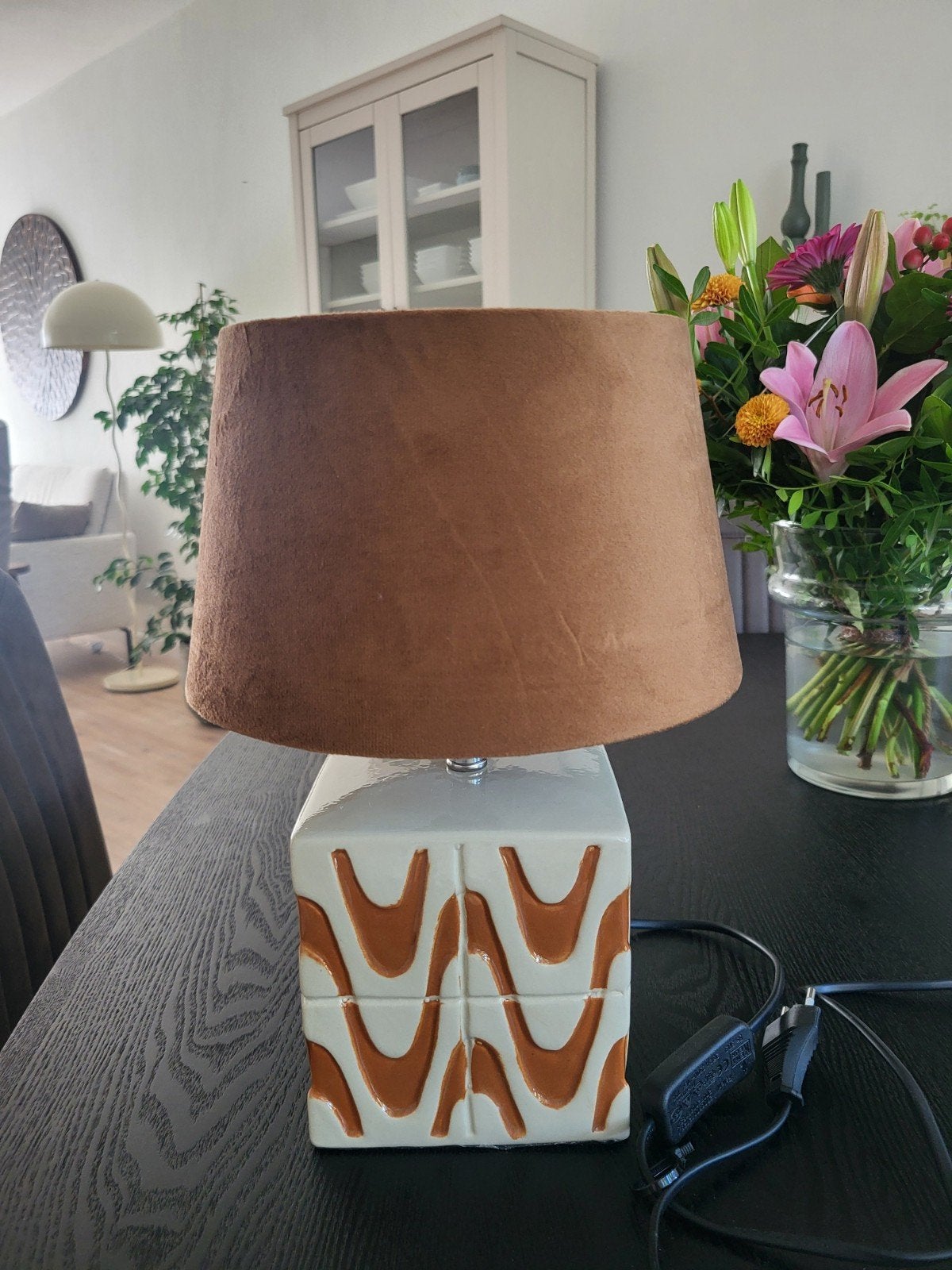 Retro tafellamp met bruine kap en unieke basis, Ophalen, Textiel, Met kap, Overige stijlen