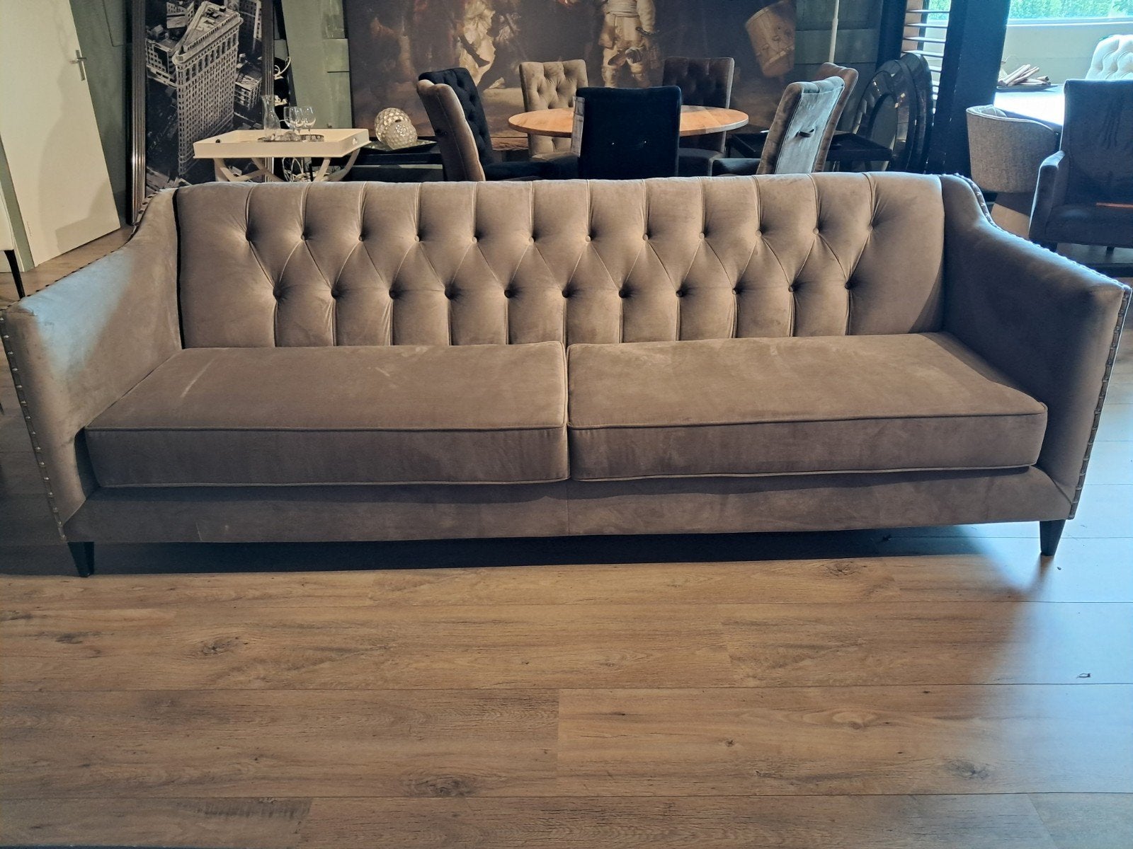 Sofa met Capitonen Details VAN €1995 VOOR €899, Ophalen, Driepersoons, 75 tot 100 cm, Zo goed als nieuw