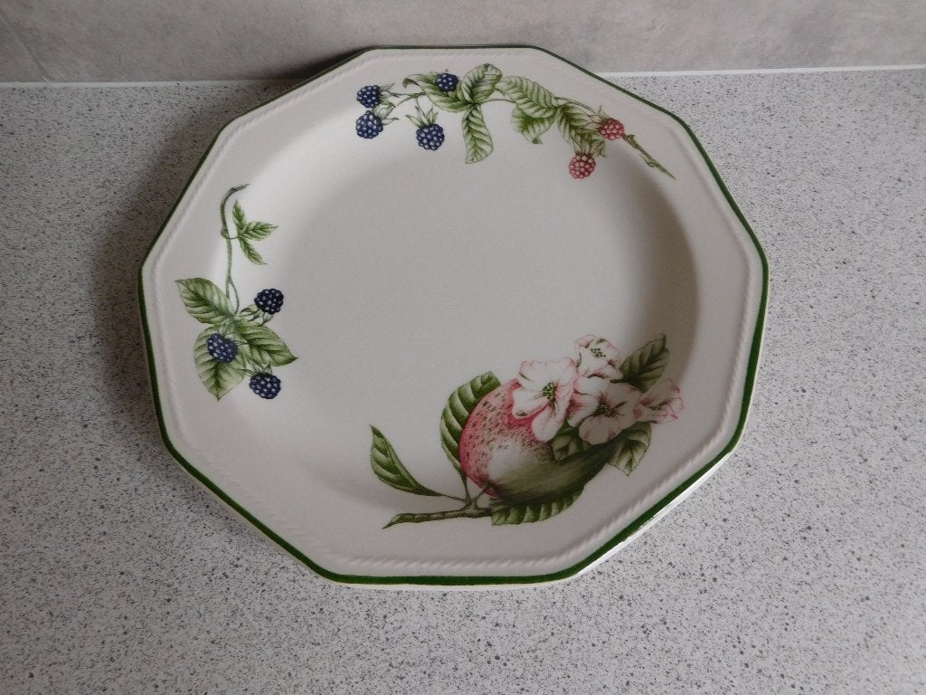 Bord 26 cm. Victorian Orchard Churchill, Overige merken, Ophalen of Verzenden, Zo goed als nieuw, Bord(en)