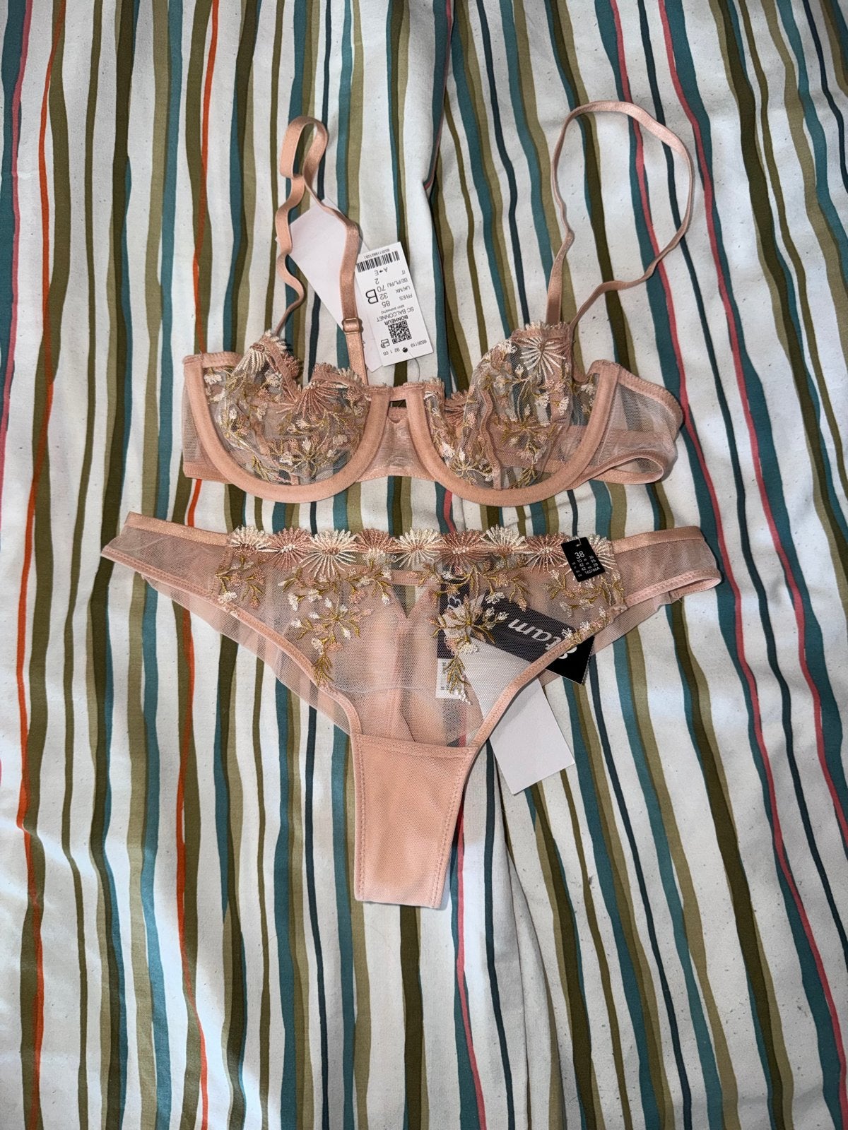 Nieuw roze lingerie setje met beugel en bloemen, Ophalen of Verzenden, Beige, Setje