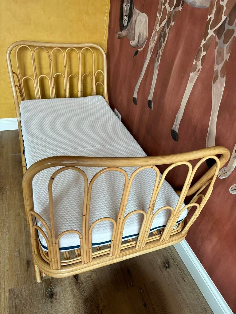 Rotan kleuterbed Leo & Moon Anna + matras, kinderbed, Ophalen, 70 tot 85 cm, Zo goed als nieuw, Matras