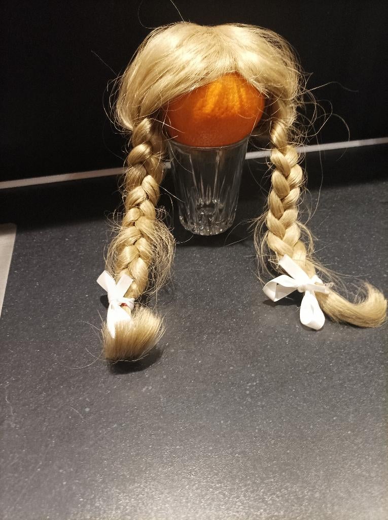Mooi poppenpruikje met vlechten, Ophalen of Verzenden, Zo goed als nieuw, Overige typen