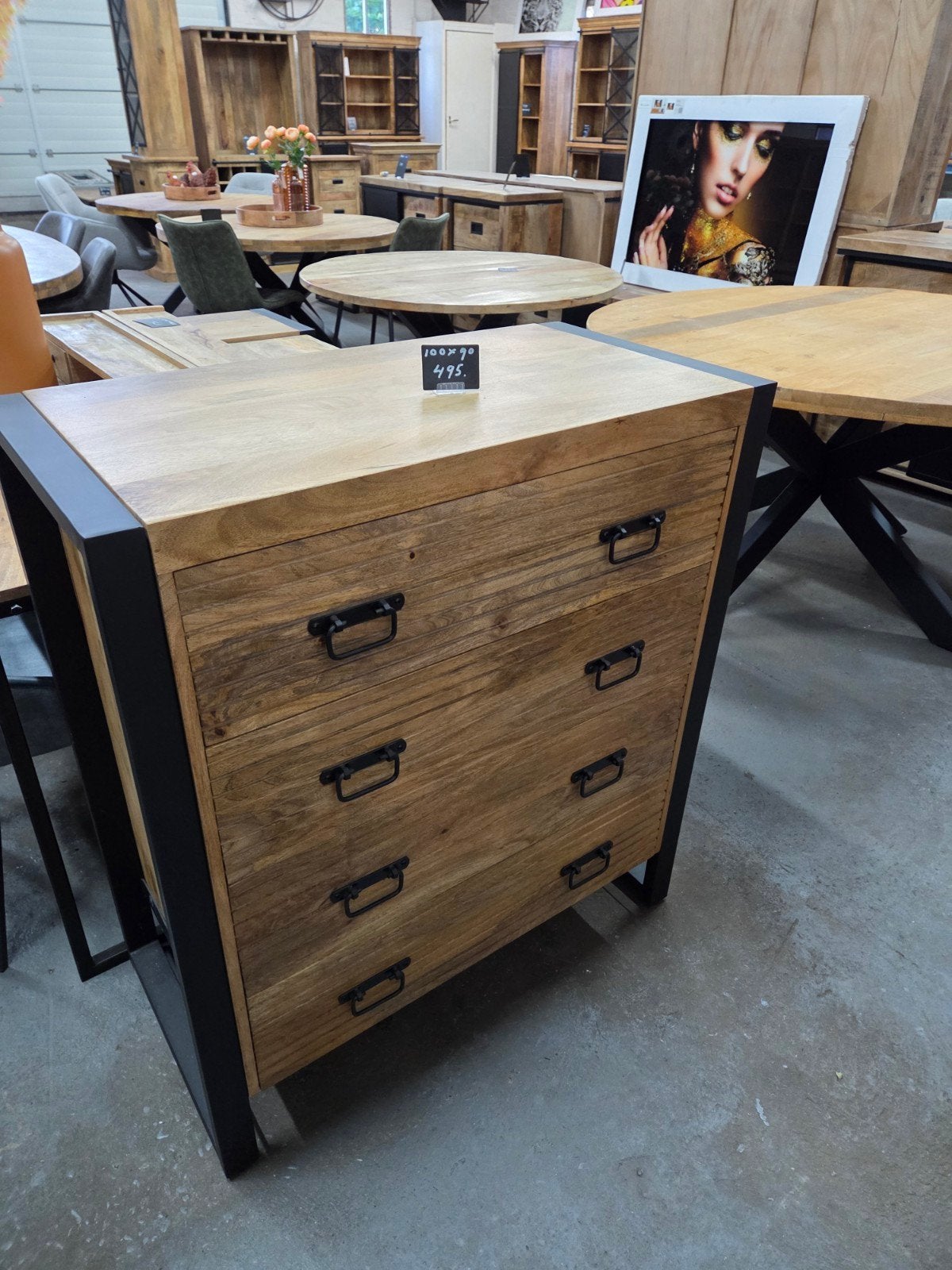 Foto 4 van Mooie mangohouten dressoirs