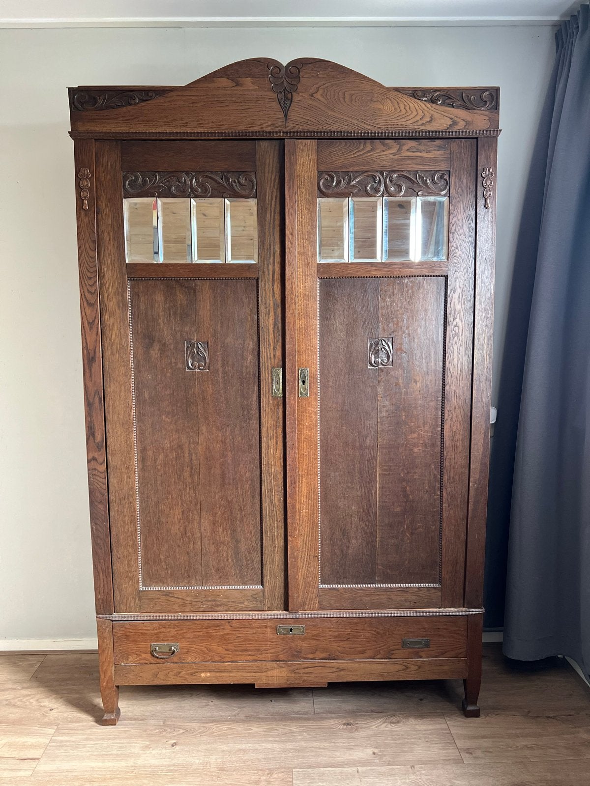 Antieke houten kledingkast met spiegel en lade, Ophalen