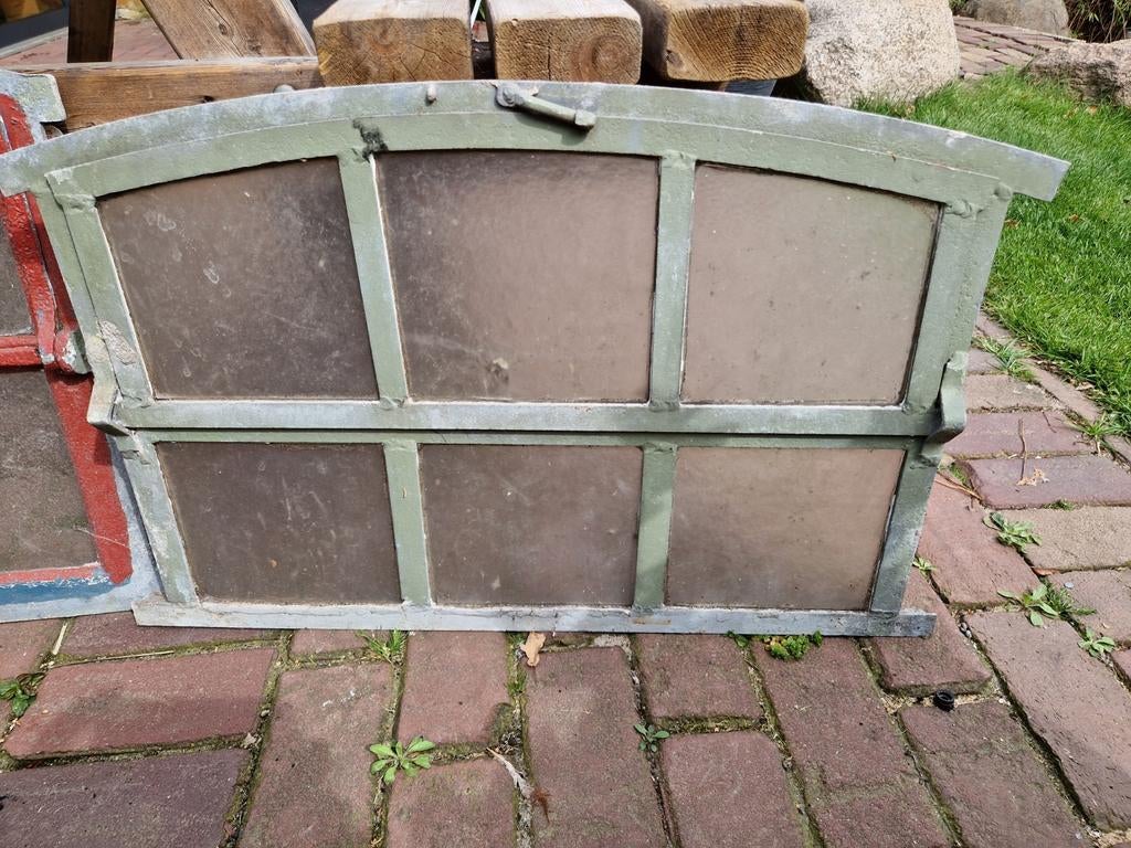 Te koop. Gietijzeren raam 45x60 cm, Ophalen of Verzenden, Minder dan 80 cm, Minder dan 80 cm