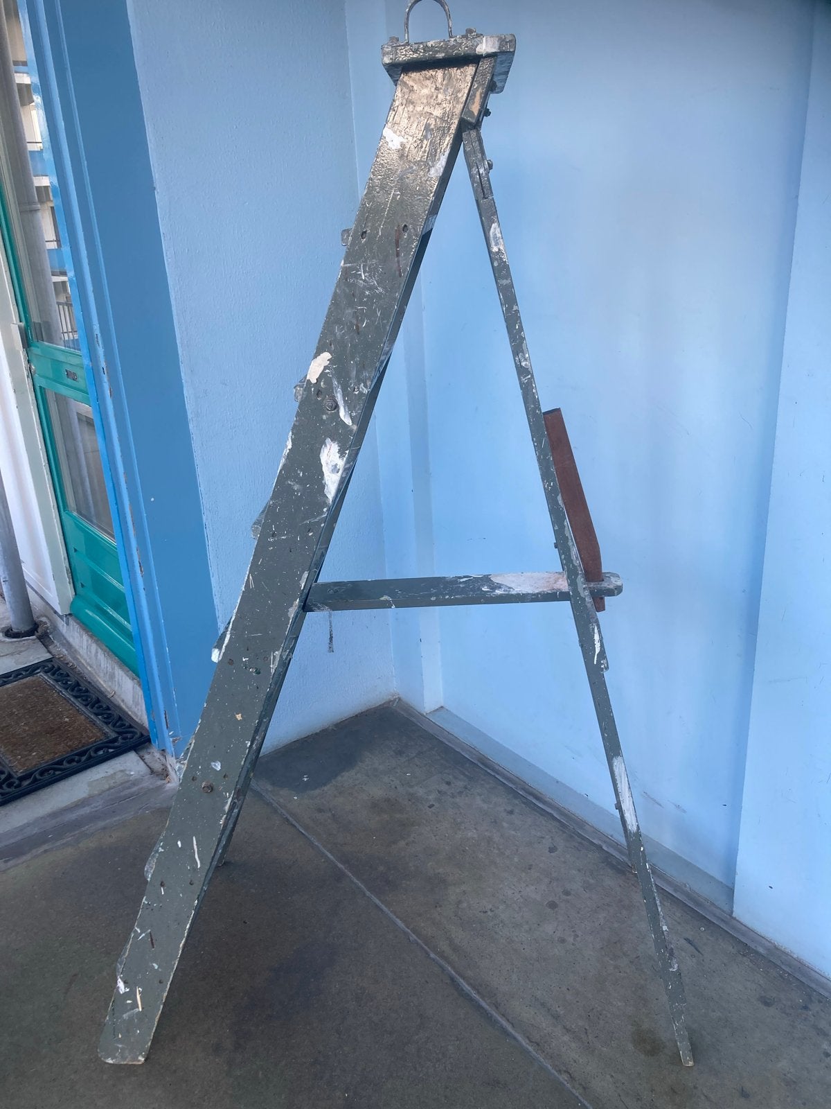 Oude houten schilders trap, decoratieve ladder, Gebruikt, Trap, Ophalen of Verzenden, Opvouwbaar of Inschuifbaar