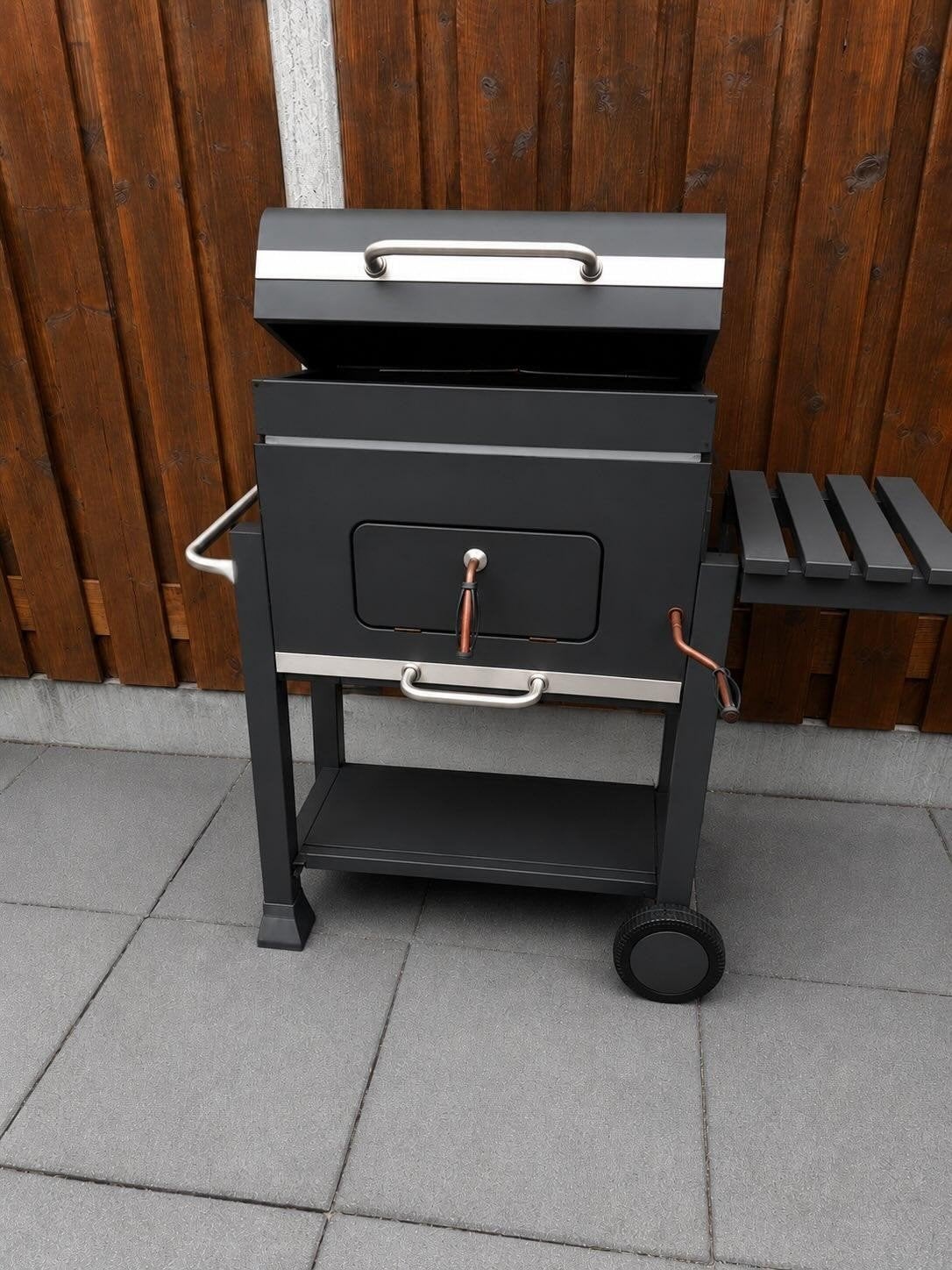 Gebruikte barbecue grill op wielen. Heeft gebruikssporen en, Ophalen, Gebruikt, Onbekend