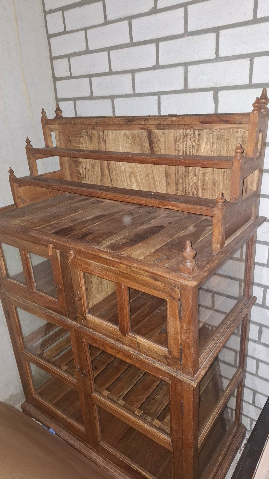 Unieke houten glazen vitrine kast uit Bali, Ophalen, Glas, 100 tot 150 cm, 50 tot 100 cm