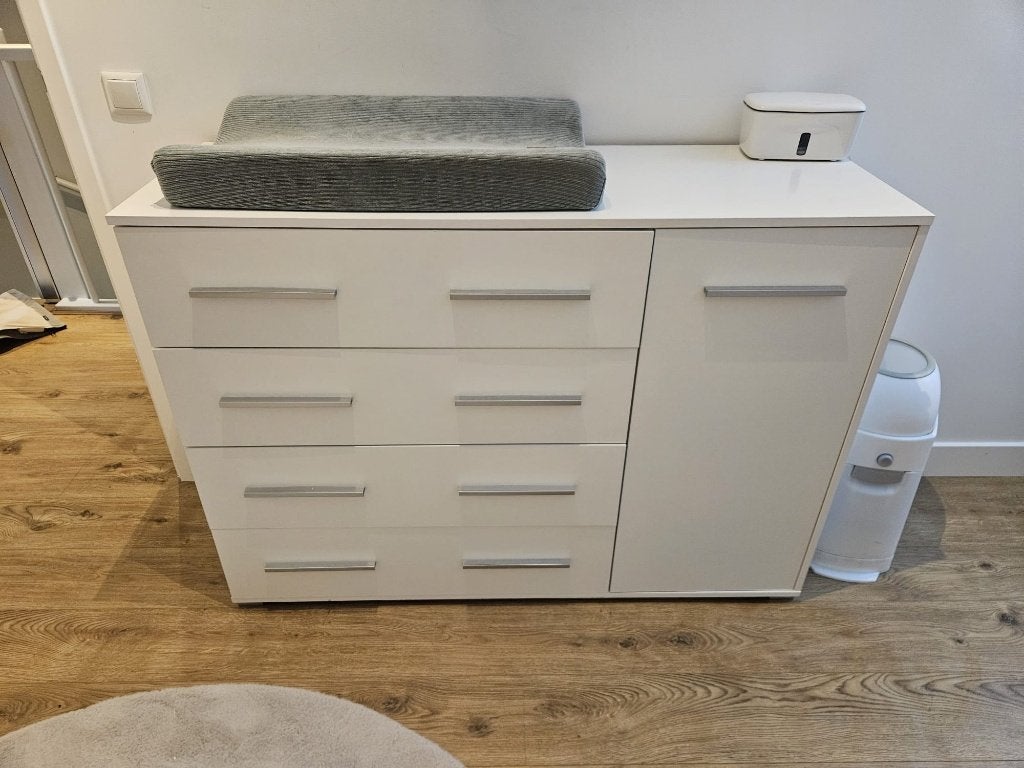 commode wit baby met 3 lade's en een deur, Kinderen en Baby's, Kinderkamer | Commodes en Kasten, Ophalen, Minder dan 50 cm, 100 cm of meer