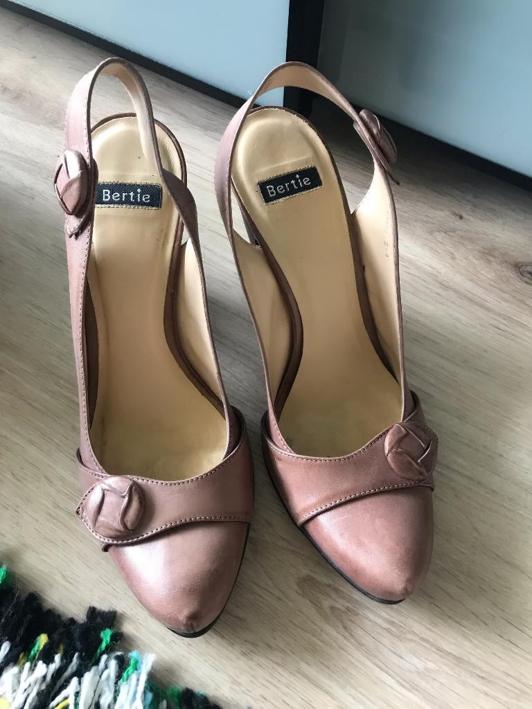 Donkerbeige zomer pumps sandalen Bertie open hiel maat 39, Pumps, Nieuw, Ophalen of Verzenden, Bertie