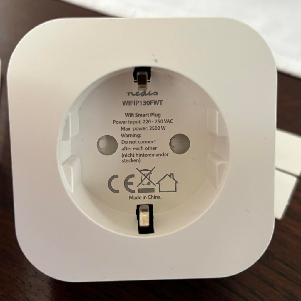 2 Nedis smart lampen en 1 smart wandcontactdoos, Huis en Inrichting, Lampen | Overige, Nieuw, Ophalen of Verzenden