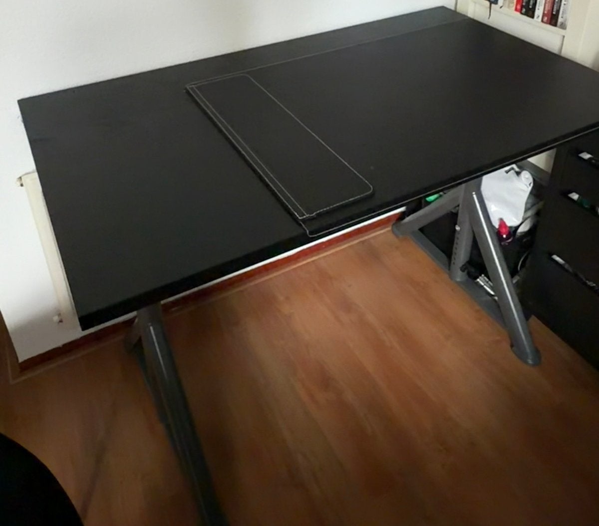 IKEA bureau - Zwart, in hoogte verstelbaar, Ophalen, Metaal, In hoogte verstelbaar, Zo goed als nieuw