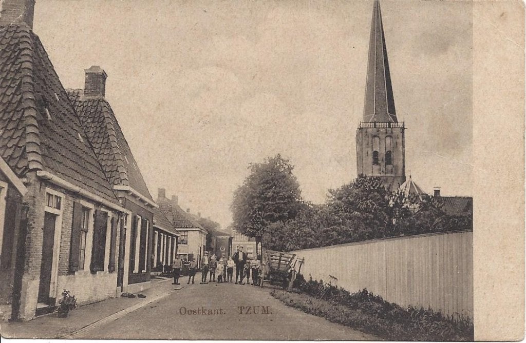 Tzum (Frl.) Tsjom, Oostkant, Dorpsgezicht, veel Volk, 1910, Ophalen of Verzenden, Voor 1920, Ongelopen, Friesland