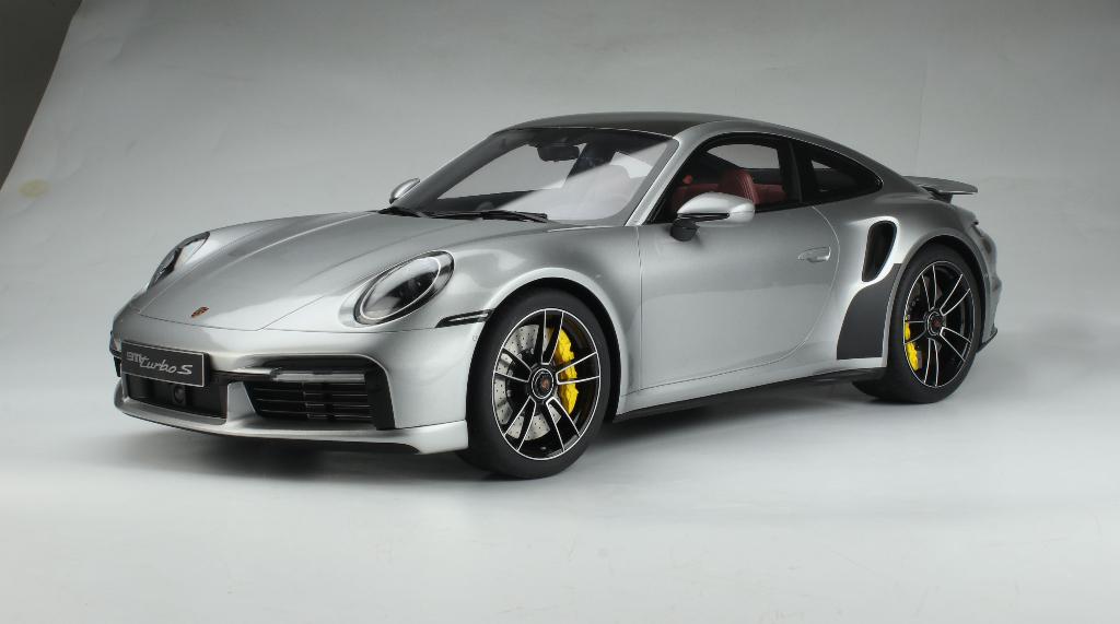 1:8 Porsche 911 992.1 Turbo S - 2020  - Incl. luxe vitrine !, Hobby en Vrije tijd, Modelauto's | 1:5 tot 1:12, Auto, ., Nieuw