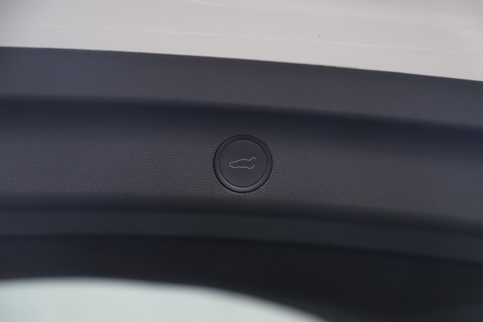 Foto 12 van Tesla Model Y Long Range AWD 75 kWh Afneembare Trekhaak Pano