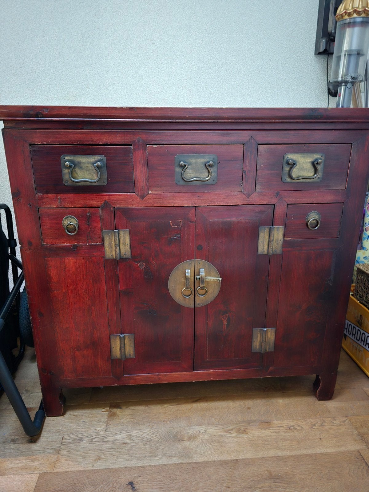 Antiek Chinees kastje - Rood hout met messing beslag, Ophalen of Verzenden