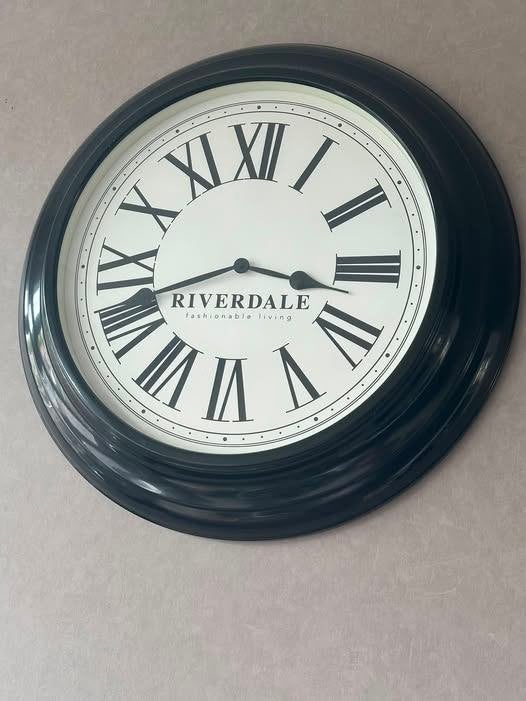 Riverdale Wandklok met Romeinse Cijfers - Zwart/Wit, Huis en Inrichting, Woonaccessoires | Klokken, Ophalen, Gebruikt, Wandklok