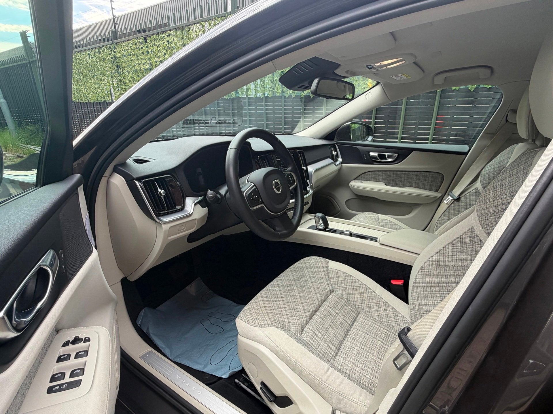 Foto 10 van Volvo V60 2.0 B3 Essential grijs 2022 1EIG|LED|NAVI|NAP