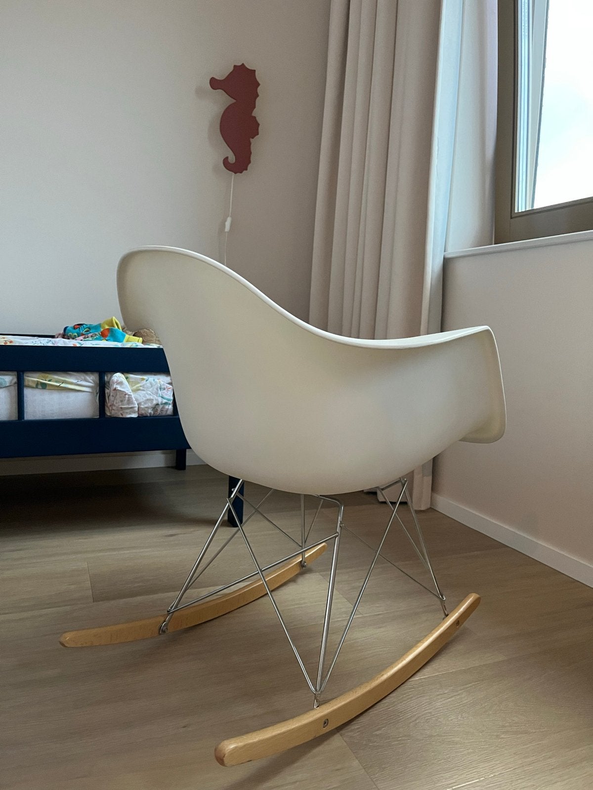 Witte schommelstoel, Eames stijl, Huis en Inrichting, Ophalen, Gebruikt, Wit, Eén