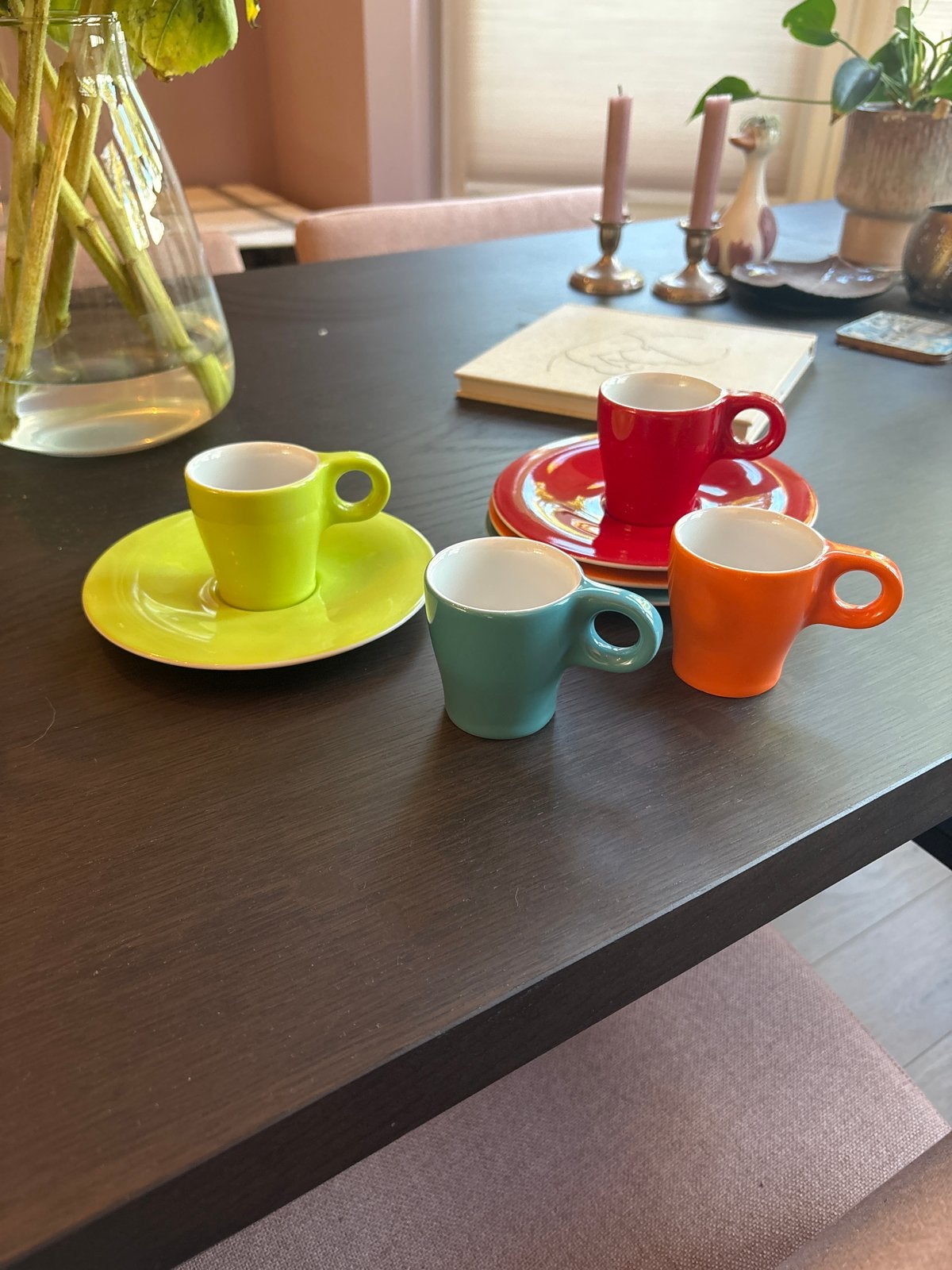 Kleurrijke espresso kopjes met schotels - 4 stuks, Huis en Inrichting, Keramiek, Ophalen of Verzenden, Zo goed als nieuw, Modern